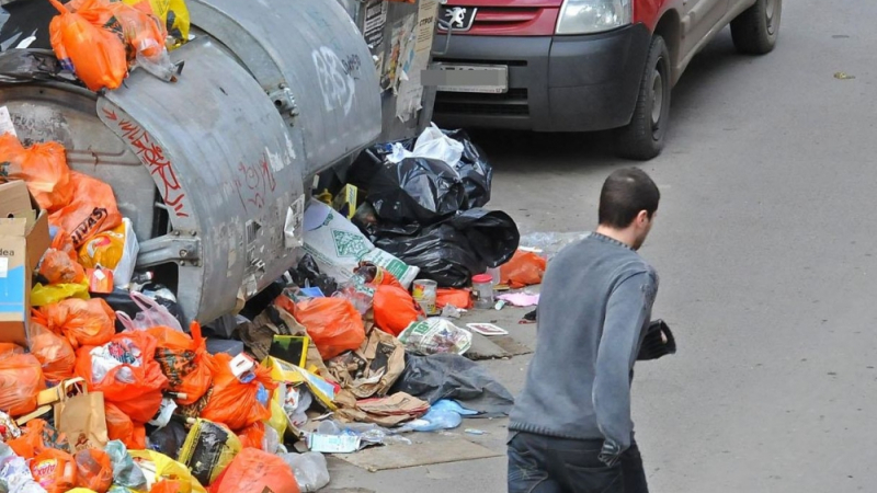 Млади българи се хранят от кофите за боклук, за де не бъдат част от капиталистическата мелачка