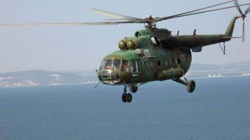 Пожарът на метри от къщите, и хеликоптер се включи в потушаването на огнения ад в Хасково