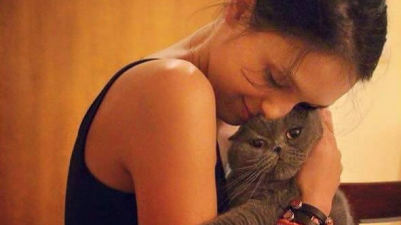 Луиза Григорова и котката й търсят внимание