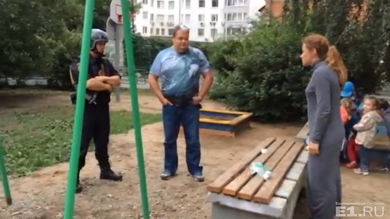 Частник извикал полиция с автомати и каски, за да прогони малчугани от детска площадка 