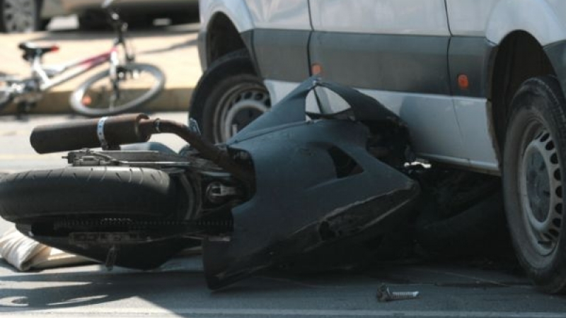 Вижте ужасяващи СНИМКИ от трагедията с моторист в София (18+)