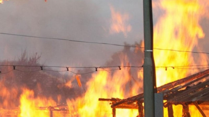 Пожар гори на метри от дом за хора с психични проблеми, евакуираха ги