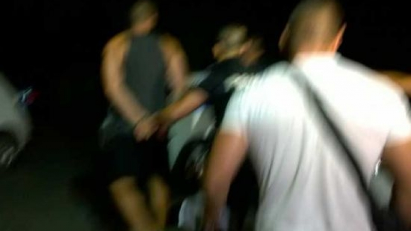 В Бургас: Посред нощ извеждат с белезници хулигана Ангел Радичев, заплашвал с убийство шофьор на автобус (СНИМКА)