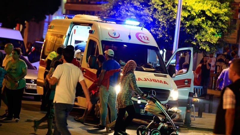 Експлозия на протест в Турция рани двама души