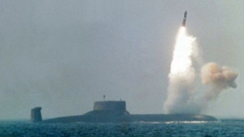 Атомната подводницата „Юрий Долгорукий“ изстреля 4 междуконтинентални ракети „Булава“ (ВИДЕО)