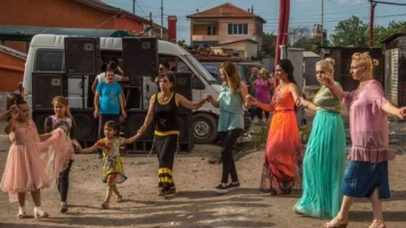 Бургазлия се ожали: Гледам болен човек на легло, а ромите до нас ни подлудяват