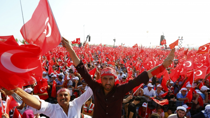 Хиляди се събраха на митинг в подкрепа на Ердоган (СНИМКИ)