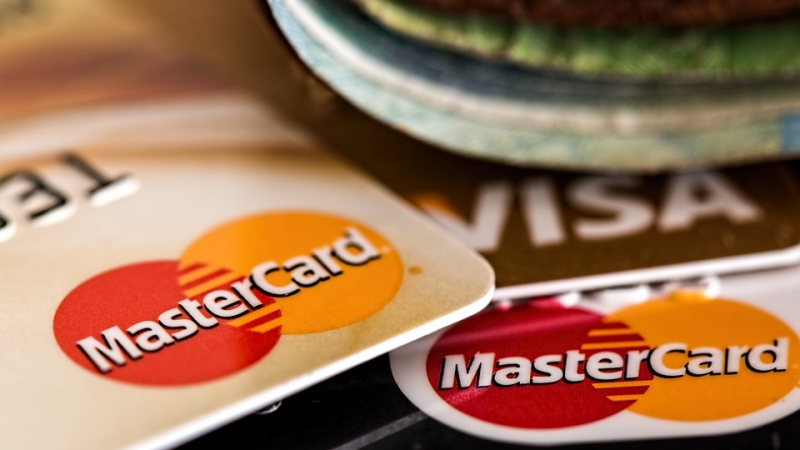 Десет безценни съвета как да пазаруваме безопасно с банкова карта в нета 