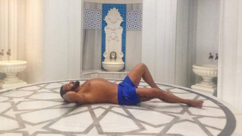 Азис пусна интимни СНИМКИ от турска баня (18+)