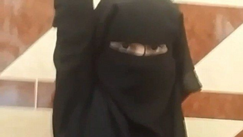 Младо момиче в хиджаб направи кървав ритуал, с който ужаси мрежата (СНИМКИ/ВИДЕО 18+)