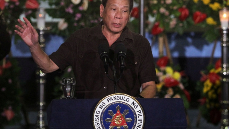 Скандал! Филипинският президент нарече посланика на САЩ "хомосексуалист" и "кучи син"