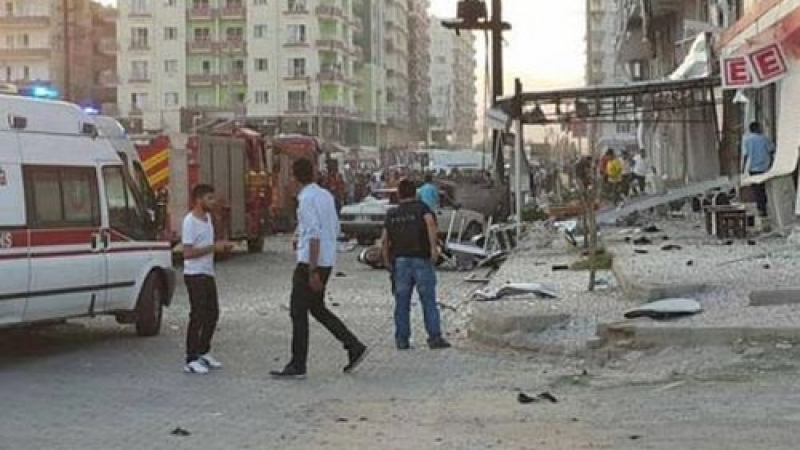 Бомбен ад в Турция! Мощен взрив изравни болница със земята, най-малко трима са убити, а ранените са десетки (СНИМКИ)