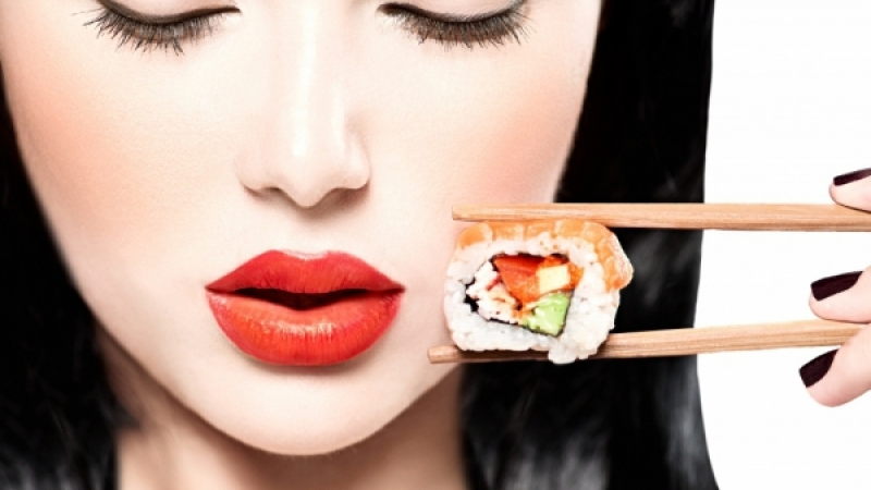 Майстор Суки обясни как правилно се яде суши!