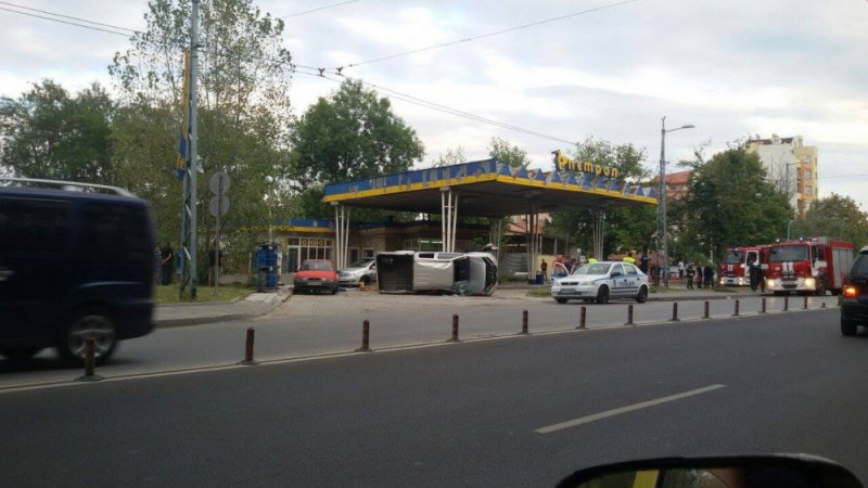 Първо в БЛИЦ от последните минути: Страшно меле в Пловдив, джип се вряза в бензиностанция, друг помля кола (СНИМКИ)