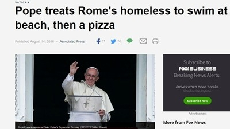 Папа Франциск глези бездомници с плаж и пица 