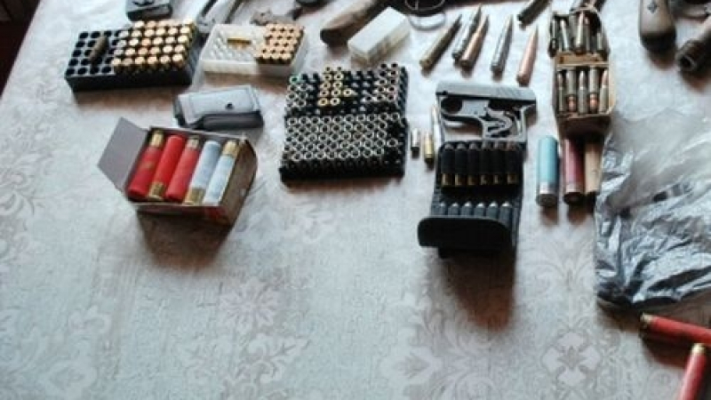 Взривни вещества и боеприпаси изловиха ченгета в Пазарджик 