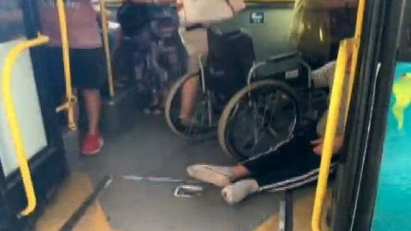 Скандално! Шофьор на автобус крещи на инвалид, че не му плащат, за да му помага (ВИДЕО)