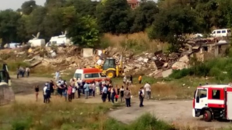 Суматоха в ромската махала във Варна! Багери събарят незаконни къщи