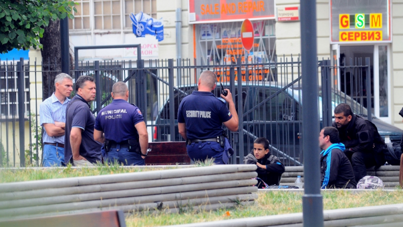 СНИМКИ от акция в БЛИЦ! Полицаи проверяват съмнителни араби в центъра на София 