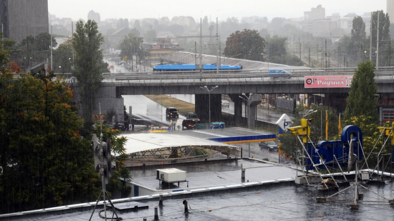 Мъж загина, а друг е с опасност за живота заради...дъжда в София