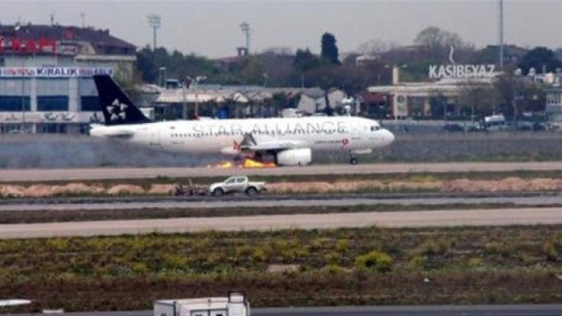 Огнен ад в небето! Горящ пътнически самолет кацна в Истанбул (ВИДЕО)   