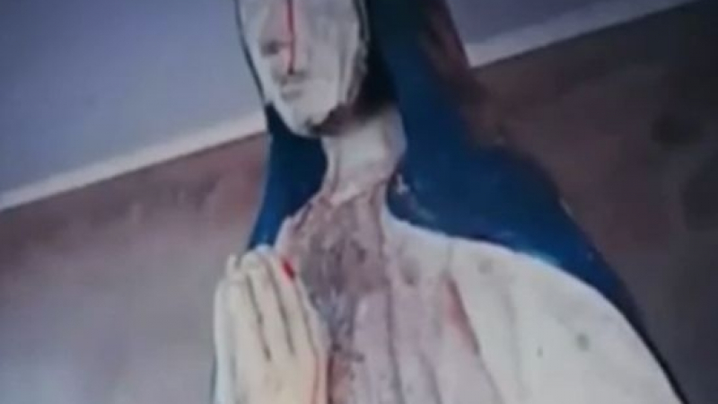 Статуя на Дева Мария заплака с кървави сълзи (СНИМКА/ВИДЕО)