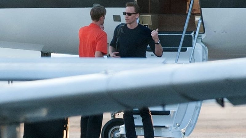 Тейлър Суифт прати цял самолет на Том Хидълстън, за да си го прибере вкъщи (СНИМКА) 