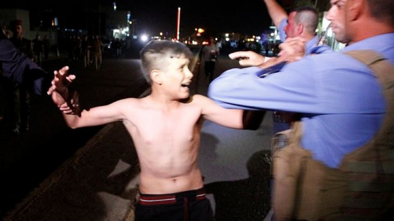 Полицаи премахват "шахидски пояс" от младо момче (СНИМКИ/ВИДЕО)
