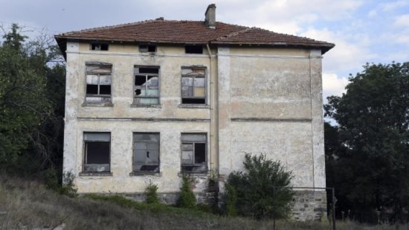 Зловещи СНИМКИ! Изоставено българско училище тъне в разруха, вътре откриха най-странната бележка на света!