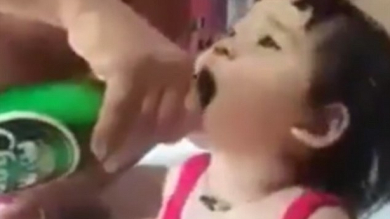 Потресаващо: Нехаен баща сипва бира в гърлото на бебе (СНИМКИ/ВИДЕО)