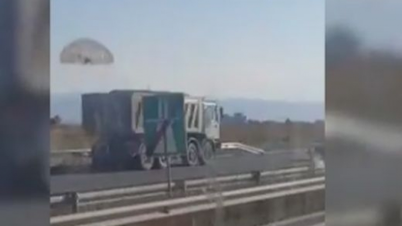 Шокиращи кадри! Товарен камион "лети" без напрежение в насрещното (ВИДЕО)