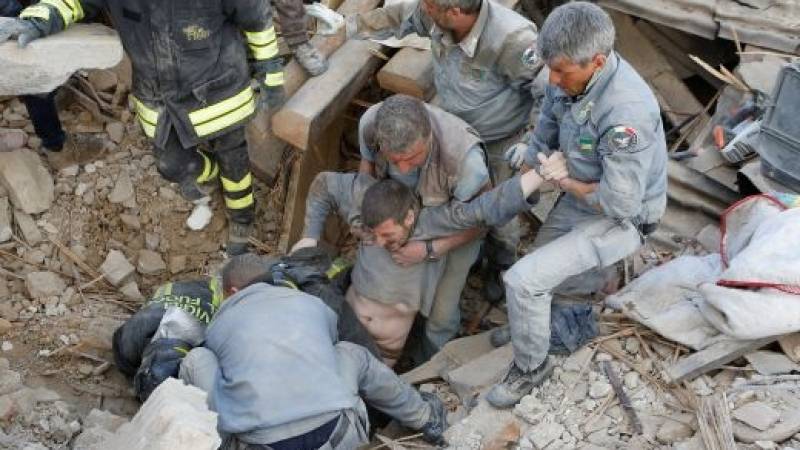 Броят на жертвите от земетресението в Италия расте главоломно! (ПОКЪРТИТЕЛНИ СНИМКИ/ВИДЕО 18+)  