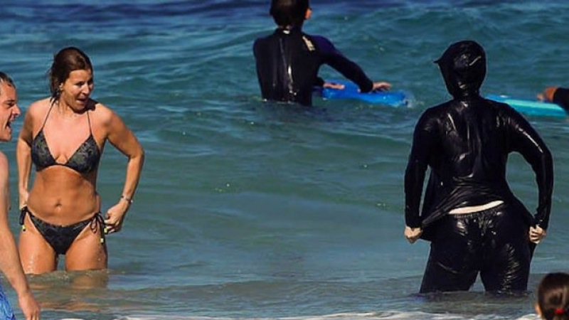 Шок! Френски полицаи принудиха жена да съблече буркините на плажа (СНИМКА)