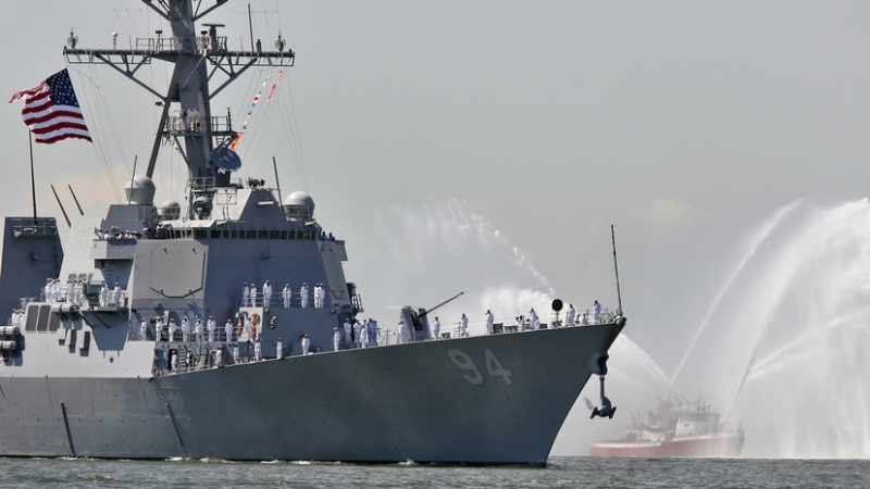 Източник от Пентагона: 4 ирански катера обградиха наш боен кораб в Ормузкия пролив