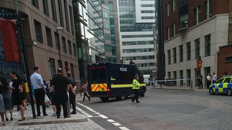 Нещо става в Лондон! Полицията евакуира централна гара! Пристигнаха сапьори