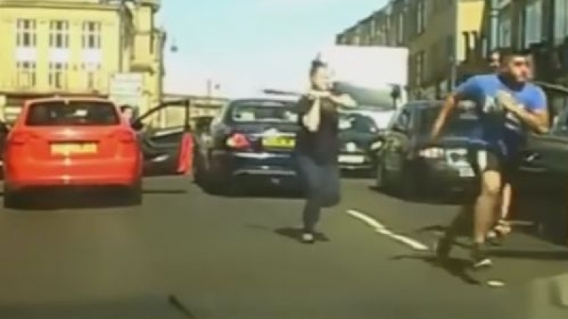 Агресия на пътя! Шофьорка побесня, изскочи от колата си и раздаде правосъдие (ВИДЕО)