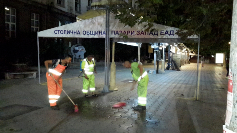 За пръв път от 12 години мият пазарите в София (СНИМКИ) 