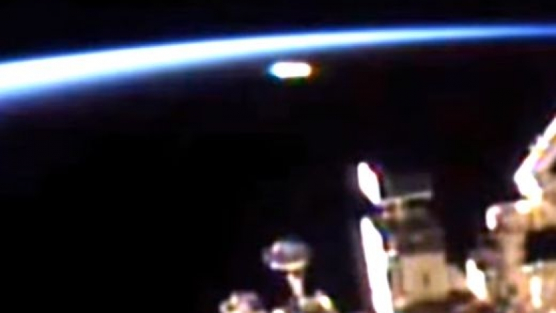 Камера на МКС засече извънземен кораб, приближаващ Земята (ВИДЕО)