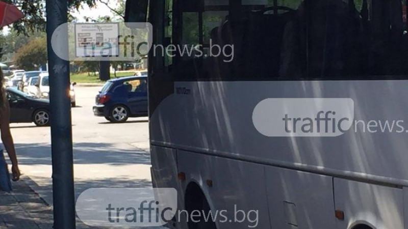 Абсурд по български! Шофьор на автобус, пълен с пътници, влезе в насрещното, за да си купи храна (СНИМКИ)