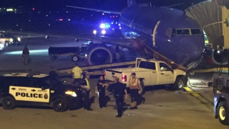 Екшън в САЩ: Гол мъж спря работата на летище, блъсна самолет (ВИДЕО) 