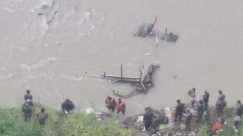 Автобус излетя от пътя и падна в река, има 20 загинали   