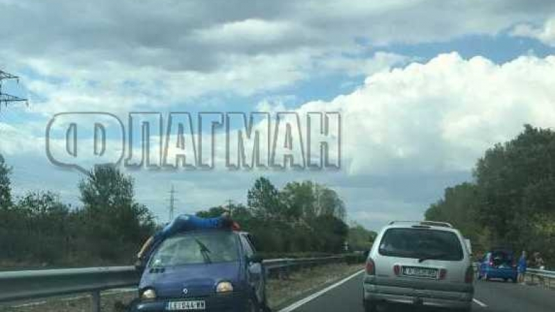 Брутална катастрофа край Бургас! Пътник излетя през колата (СНИМКА)