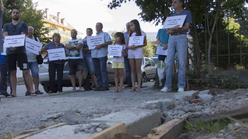 Столичен квартал на бунт срещу незаконна ограда (СНИМКИ)