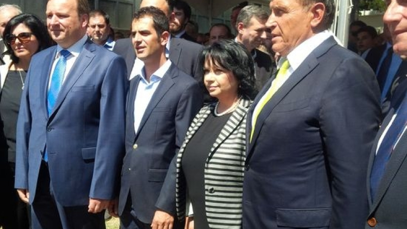 Министър Петкова отскочи до Македония 