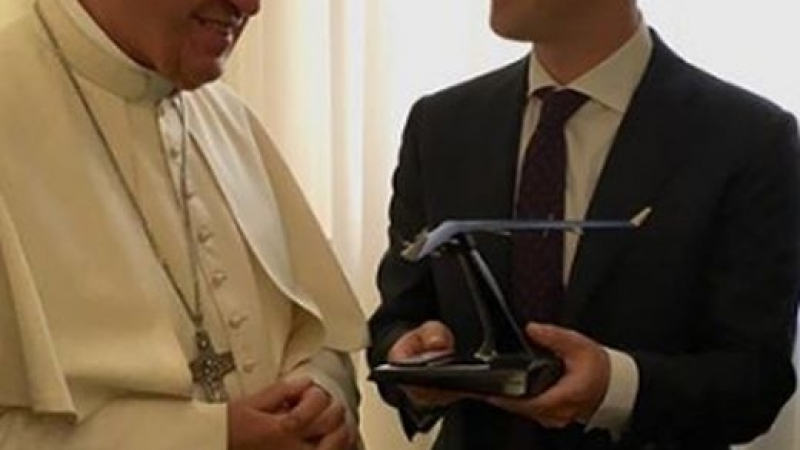 Създателят на "Фейсбук" се срещна с папата, облече костюм  