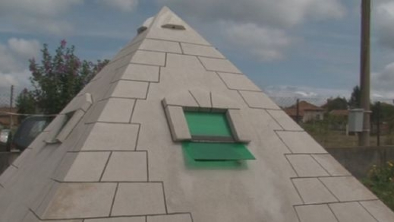 Умалено копие на Хеопсовата пирамида лекува и помага на хората в Крапец