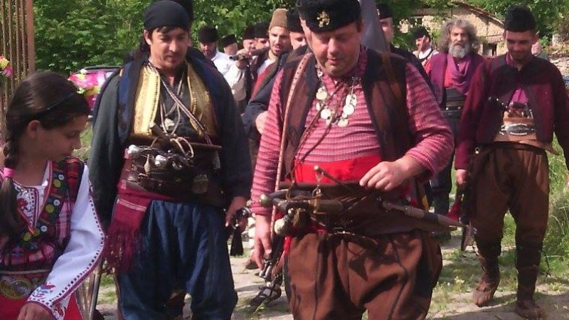 С уникален събор в Хисар възраждат българщината и почитат традициите на дедите ни (СНИМКИ)