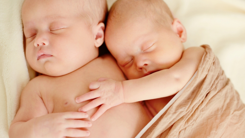 14-годишна от Сливен роди сиамски близнаци, състоянието на бебенцата е драматично  