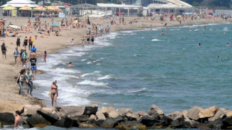 Малчугани нагазиха в плиткото на плаж във Варна, майките им се втурнаха ужасени да ги вадят