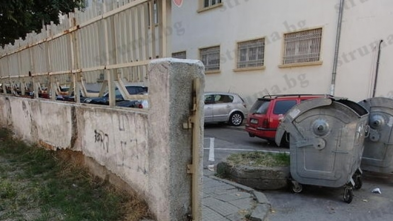Вандали потрошиха за пореден път училище в Благоевград под носа на полицията (СНИМКИ)